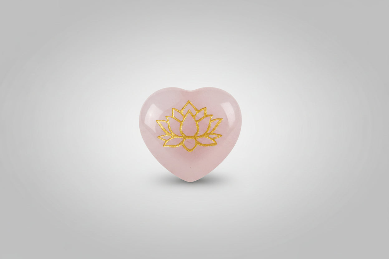 Corazón de cuarzo rosa con flor de loto en dorado. IVA incluido