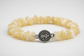 Pulsera de cuentas con Aragonito amarillo y dije de san Benito.(Diseño de Lubelia) IVA incluido