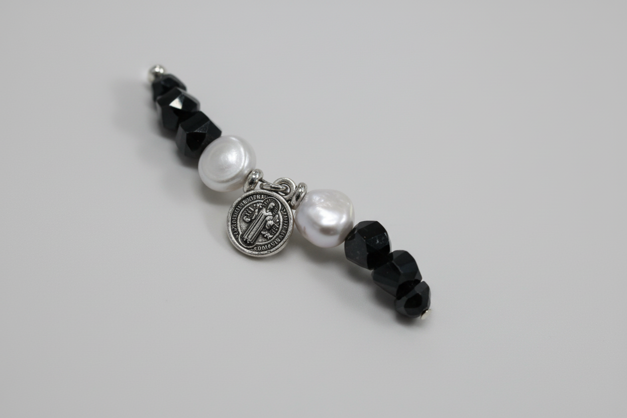 Pulsera de cuentas aperladas con cristales negros y medalla san Benito ( Diseño de Lubelia )IVA incluido