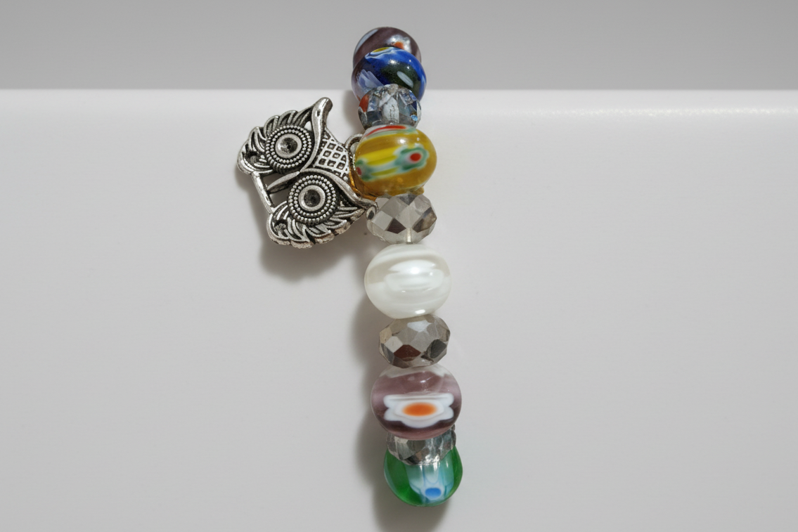 Pulsera de cuentas  de cristal fantasía con búho. IVA incluido