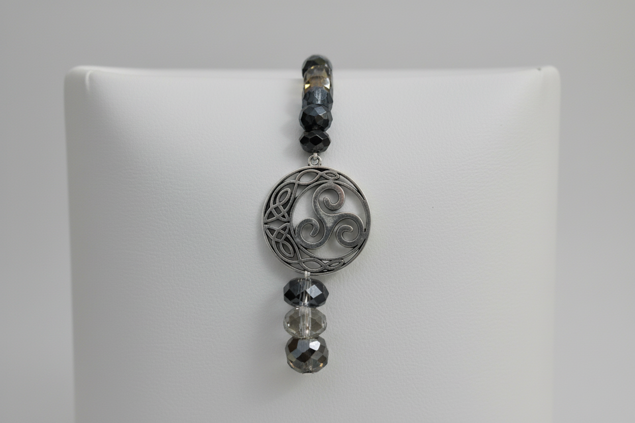 Pulsera de cuentas con cristales negros y grises con Trisquel luna ( Diseño de Lubelia ) IVA incluido