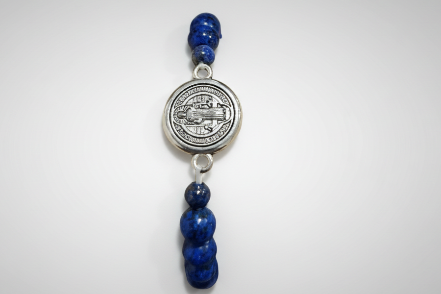 Pulsera de cuentas piedras de Lapislázuli con medalla de san Benito(Diseño de Lubelia) IVA incluido