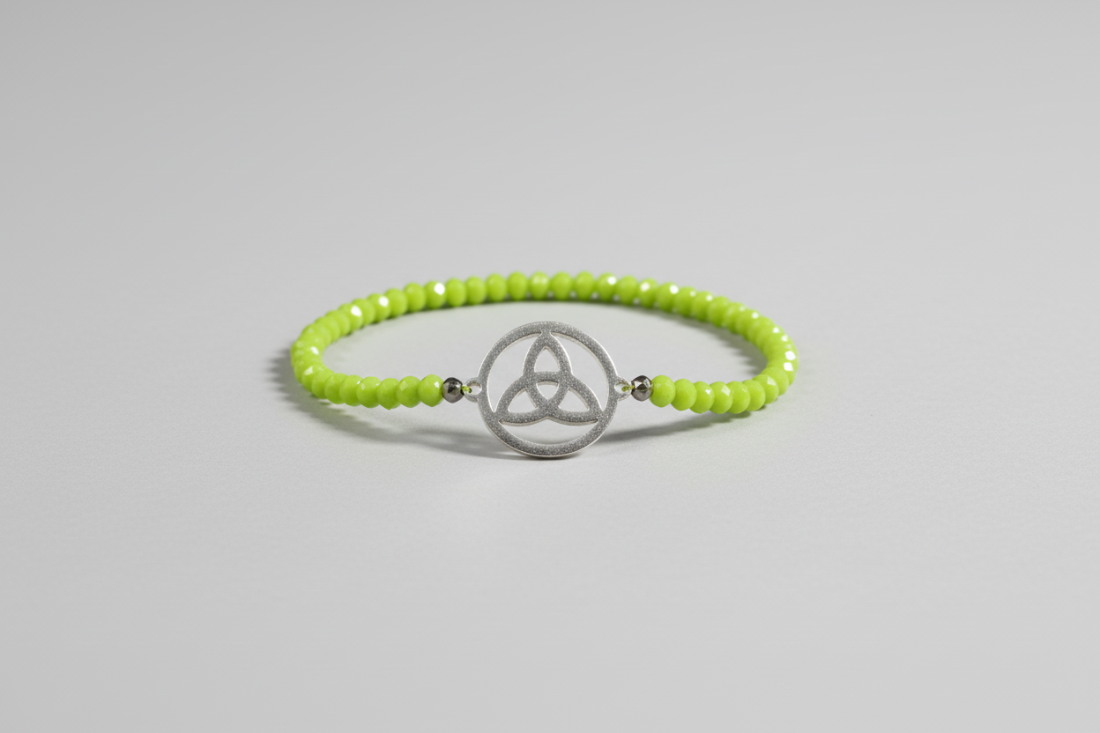Pulsera de cuentas con cristales verde con  4mm y Triqueta. ( Diseño de Lubelia ) IVA incluido