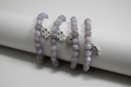 Pulsera  de cuentas ágata gris con mano de fátima( Diseño de Lubelia )IVA incluido