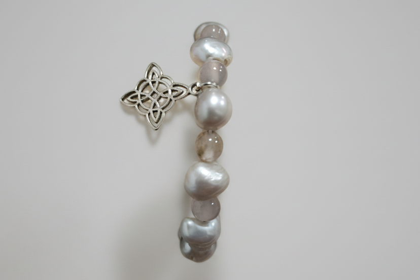 Pulsera de cuentas piedras aperladas y cuarzo gris con nudo de bruja(Diseño de Lubelia) IVA incluido