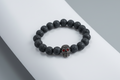 Pulsera  de cuentas  piedras lava con calavera. IVA incluido