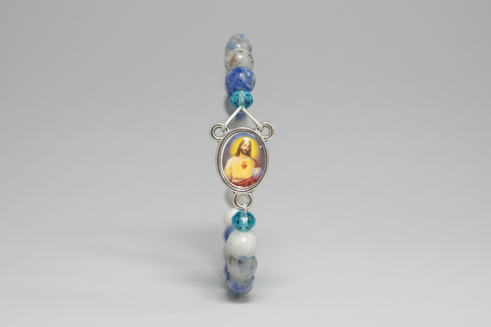 Pulsera de cuentas piedra Lapislázuli con cristal azul e imagen de Jesús ( Diseño de Lubelia ) IVA incluido