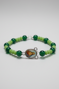 Pulsera de cuentas verdes con simbología religiosa. Jesús( Diseño de Lubelia ) IVA incluido