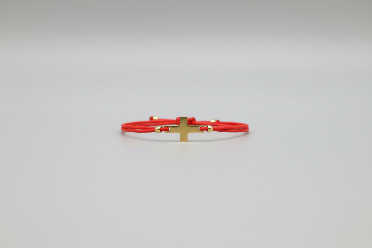 Pulsera elástica roja con amuleto cruz acero. IVA incluido