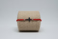 Pulsera elástica roja amuleto cruz acero IVA incluido