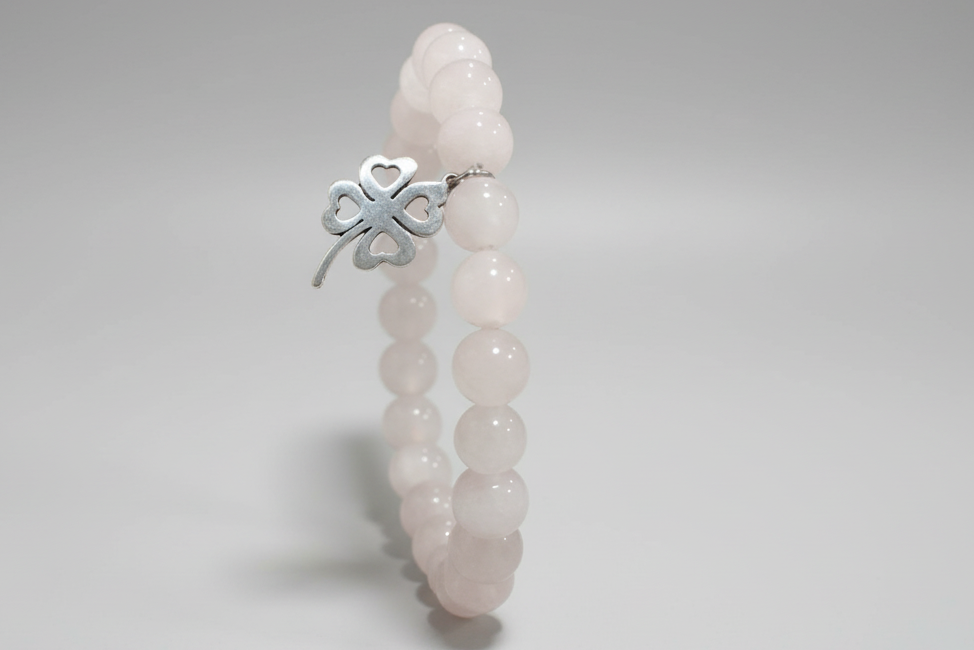 Pulsera de cuentas cuarzo rosa y dije de trébol. IVA incluido