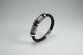 Pulsera de cuero con  acero grabado  triqueta. Hombre y cierre de imán