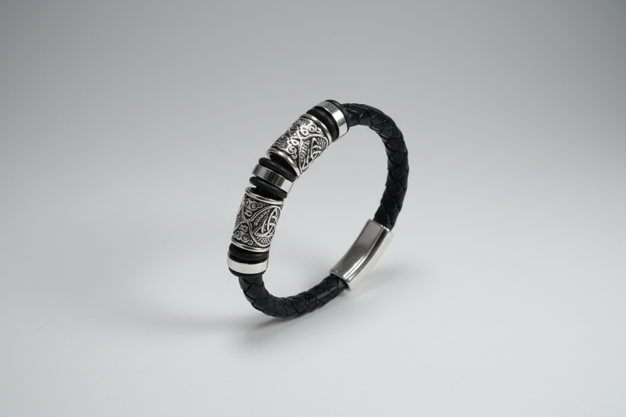 Pulsera de cuero con  acero grabado  triqueta. Hombre y cierre de imán