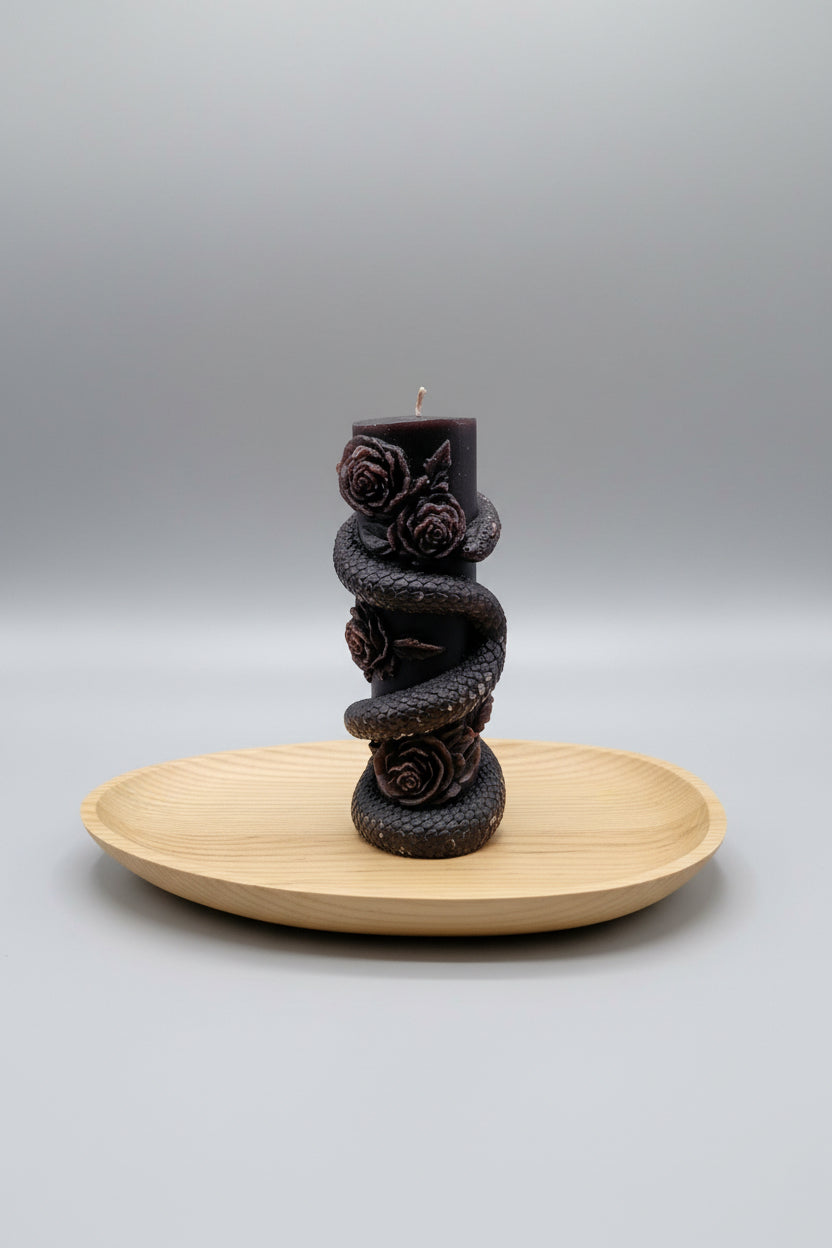 Vela Gótica serpiente y rosas en negro. 13X5 cm. IVA incluido